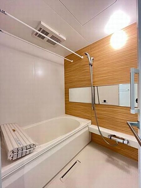 画像11:【浴室】ナチュラルなアクセントパネルが貼られたユニットバス。浴室暖房乾燥機はもちろん、スライドバーシャワーフック、サーモスタッド水栓、ワイドミラーなど人気の設備も標準仕様になっています！