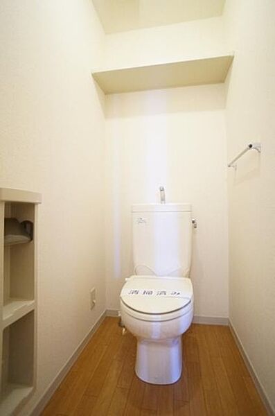 画像12:【トイレ】トイレには上部に棚がついているので収納に便利です☆コンセントがついているので洗浄付き便座を設置可能です！！