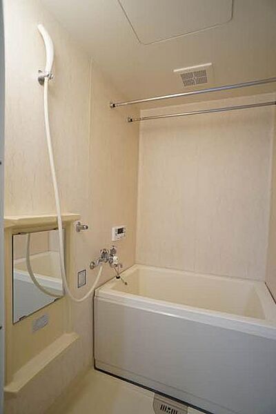 画像15:【バスルーム】追い焚き給湯機能のある浴室です。