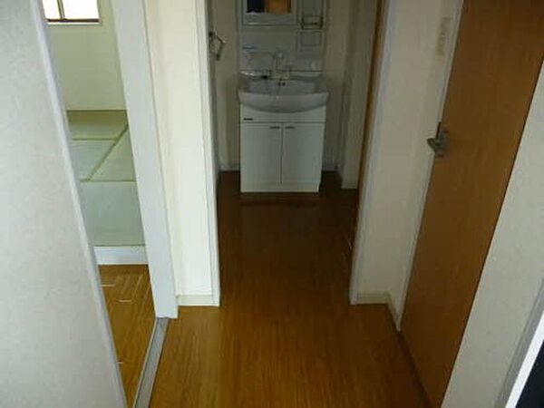 画像9:玄関入ったらすぐトイレと洗面所があります。