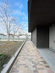 【駐輪場】前輪留めラックのついた駐輪場。インターロッキングブロックで装飾した敷地内通路。