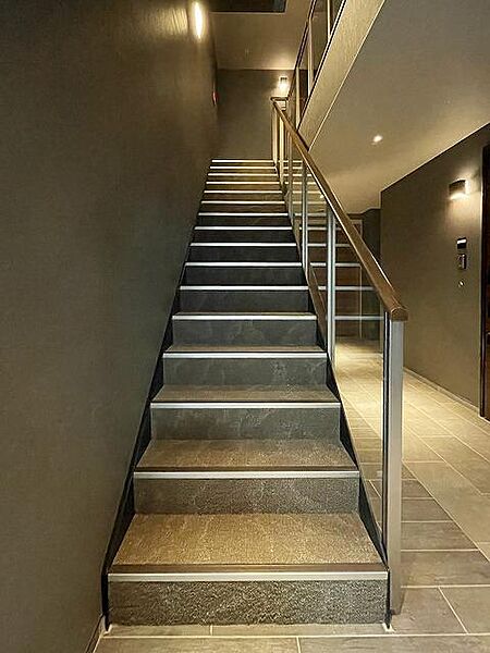 画像14:【室内階段】石目タイル調の階段。