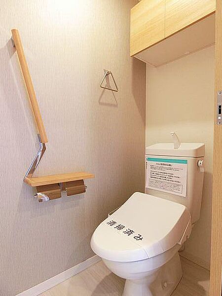 画像6:【トイレ】フルリノベーション工事済！※2022年3月完工。洗浄便座付きです。トイレ上部には扉付きの収納棚を設置。タオルハンガーや手すり付きのホルダーも用意しております。
