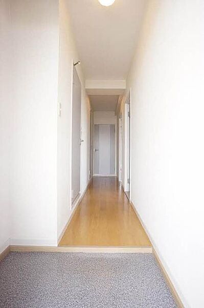 画像11:【玄関】玄関からお部屋までの廊下です！
