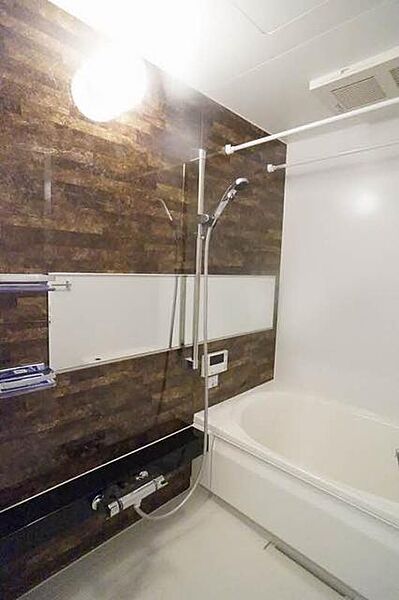 画像10:【浴室】ブラウンのパネルや横長のミラーがアクセントになっております。浴室乾燥機能・追いだき機能もございます。