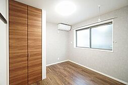 【洋室】ＬＥＤシーリングライト・エアコン1台付のお部屋です。ＬＤＫにもエアコンがある為全室エアコン付きです。
