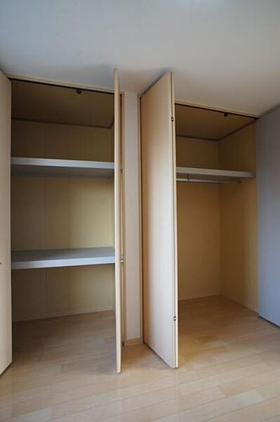 画像12:【収納】壁面の収納スペースは大きく扉が開くので、しまってあるものが一目でわかり出し入れも簡単ですよ♪天井まで高さがあるので、丈の長い衣類はこちらへどうぞ♪