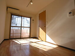 ファーストレジデンス 102 1階ワンルームのリビング/ダイニング