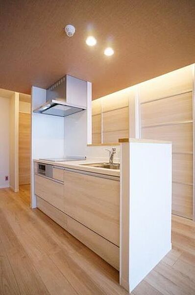 画像4:【ＬＤＫ】キッチンはホワイトウッド調です。3口ＩＨ(グリル付)エアコン1台、ＬＥＤダウンライト、間接照明のある空間です！