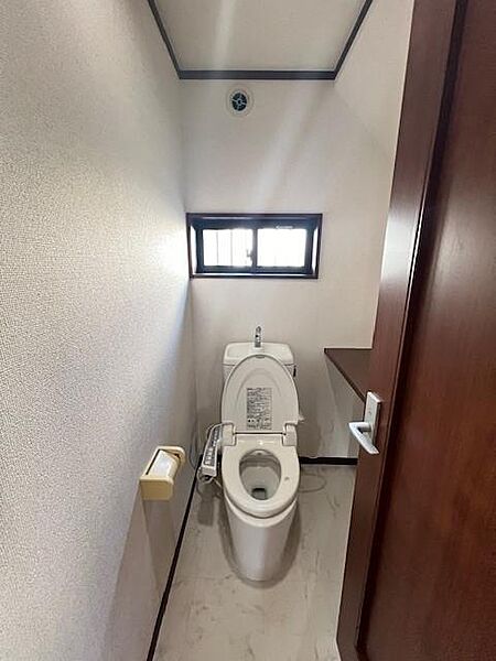 【トイレ】窓付きの明るい空間。
