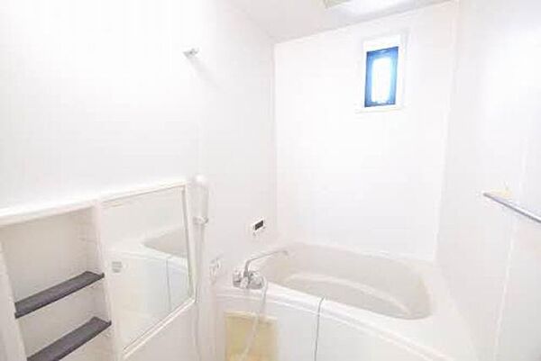 画像6:清潔な印象の機能的な浴室。小窓も付いていますので、換気に便利です。