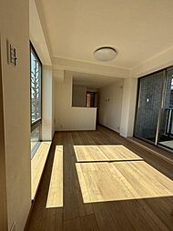 Lares East 2階2LDKのリビング/ダイニング