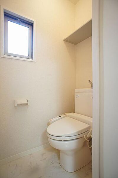 トイレ☆洗浄機能付便座が備え付け☆上部には収納棚が付いておりますので簡単なトイレ用品を収納できます☆小窓が付いており採光も○