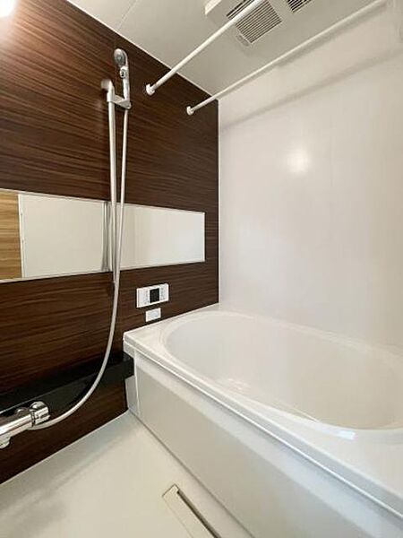画像12:UB】高級感のある、木目調のダークブラウンをアクセント壁とした浴室は、ゆったりとバスタイムを楽しめます。