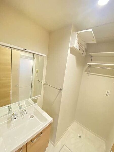 【洗面室】3面鏡タイプのシャンプードレッサ−　収納棚やラックが付いているため、洗面室・浴室周りの備品収納に便利