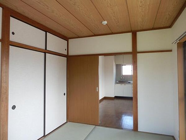 画像6:和室からダイニングキッチンを見ています