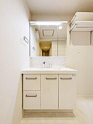 【Ｓａｎｉｔａｒｙ】洗髪洗面化粧台は三面鏡収納。ドライヤーや化粧品など、必要なものがすっきりと収まり、毎日の生活にとても便利です。