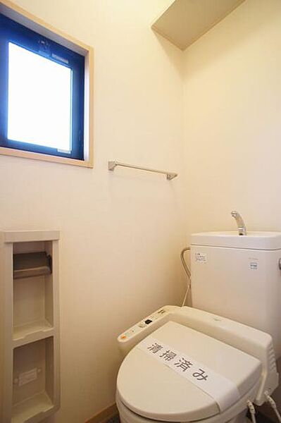 画像9:【トイレ】今や老若男女に必須アイテムの洗浄機能付暖房便座です！上部には空間を利用しトイレットペーパー等をストックできる棚が付いています♪