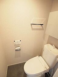 いつも清潔に保てる温水洗浄便座付き。後ろに戸棚もありますので備品等をスッキリ収納できます。清潔感のあるトイレです。