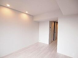 11.4帖の洋室に入って左側に2口コンロのキッチンがあります。右側にはウォークインクローゼットがあり、洋服等たくさん収納出来ます。ピクチャーレールがありますので、お気に入りの絵などを飾って下さい。