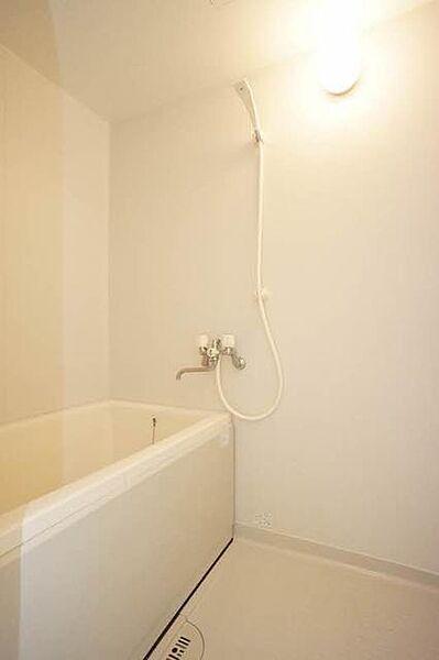 画像9:【浴室】白を基調とした空間で、一日の疲れを癒してください♪