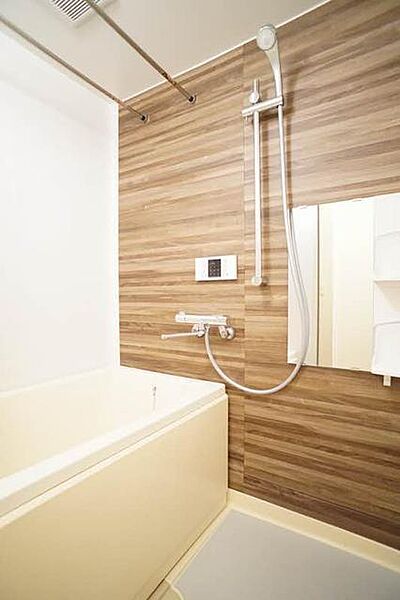 画像12:【浴室】アクセントパネルがオシャレな浴室です！設備も充実しており、追焚機能、シャワースライドバー、サーモスタッド水栓、鏡、ランドリーパイプがございます♪