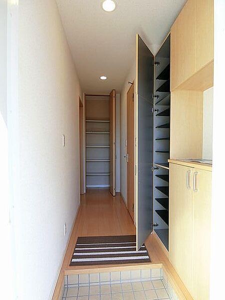 画像16:【玄関】玄関には大型シューズＢＯＸ！！中棚は取り外し可能ですので、高さのある靴も収納できます☆写真奥のようにホールにも収納があります☆※家具や備品は設備ではありません。