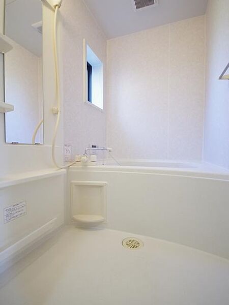 画像9:【浴室】換気と採光を考慮した小窓付きの明るく、清潔感あるバスルーム♪ 明るい雰囲気の浴室は一日の疲れを癒やしてくれます♪　追炊き機能付きです。