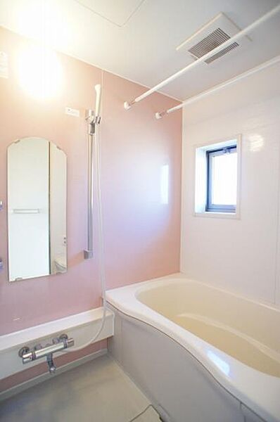 画像13:アクセントウォールを使用したお洒落な浴室でリラックスタイムをお楽しみください♪
