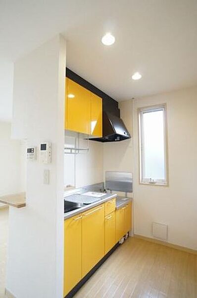画像7:■キッチン■黄色いパネルが印象的なキッチン！！上下に分かれた収納は様々なキッチン用品を収納出来ます♪