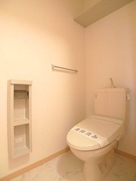 画像12:【トイレ】トイレには上部棚やツールボックス、タオルハンガーも付いておます☆