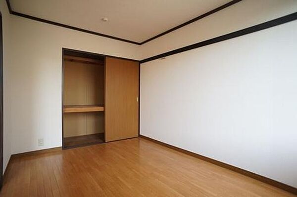 画像6:【洋室2】別角度です。収納スペースございます♪