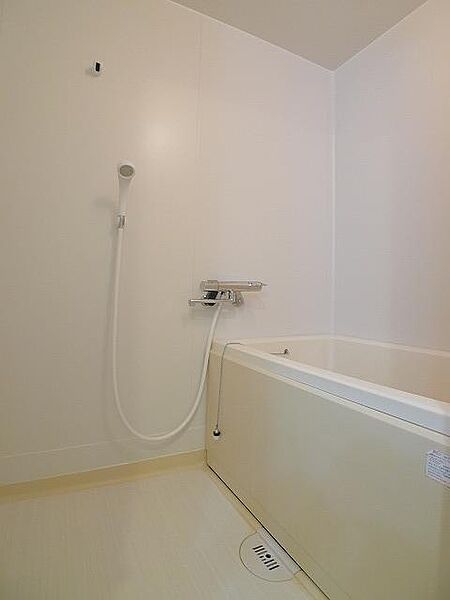 画像11:お風呂の水栓はサーモ水栓に交換しました。壁・天井・床はフィルム貼して見た目も清潔感もＵＰ