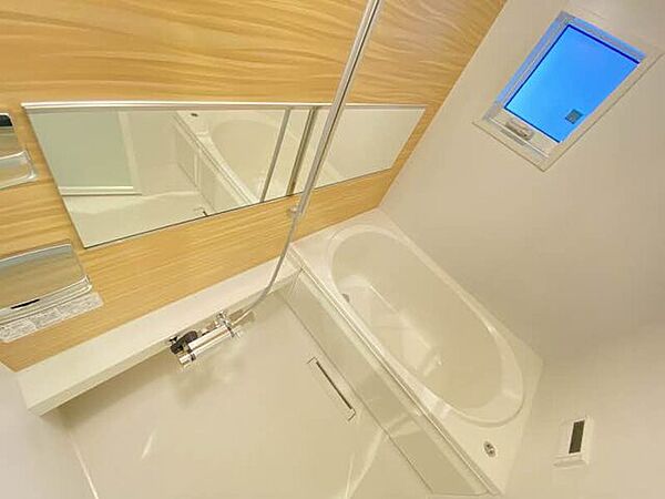画像14:【浴室】アクセントパネルがオシャレな浴室　浴室換気乾燥暖房機設置、追い焚き機能、シャワースライド仕様、サーモスタット水栓、横長鏡