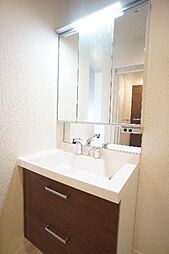 洗面台は明るい照明付きの洗髪洗面台となっております。