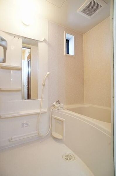 画像9:換気と採光を考慮した小窓付きの明るく、清潔感あるバスルーム♪明るい雰囲気の浴室は一日の疲れを癒やしてくれます♪