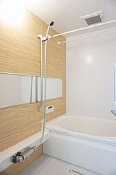 ■浴室■1日の疲れを取るお風呂は壁の一面だけ色を変えてアクセントを付けています。沸かし直しができて経済的な追焚機能付き☆温度調節可能なサーモスタッド水栓♪シャワーとカランの切替も楽ちんです☆
