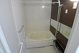 ◇浴室◆自動お湯張り機能、沸かし直しが出来ます追焚機能付浴槽です。寒い冬や梅雨時期には嬉しい暖房乾燥機能付の浴室乾燥機を備えています!!