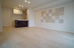 広々15．4帖のリビングです！壁にアクセントでお部屋の空気を浄化するエコカラットを使用！