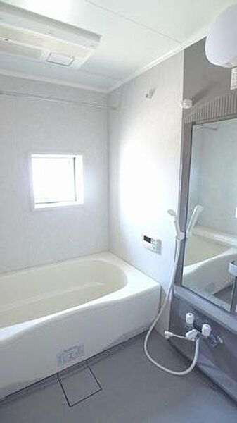 画像15:換気と採光を考慮した小窓があって明るく清潔感あるバスルームは、沸かし直しができて経済的な追焚給湯機能付き♪
