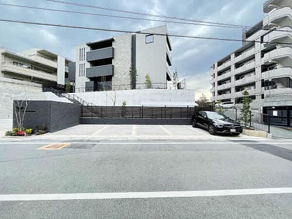 画像18:建物外観と駐車場空間です。