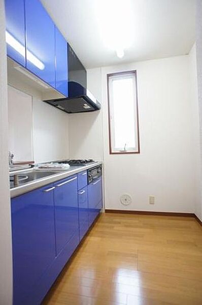 画像5:【キッチン】青のシステムキッチンがあるキッチンスペースです♪