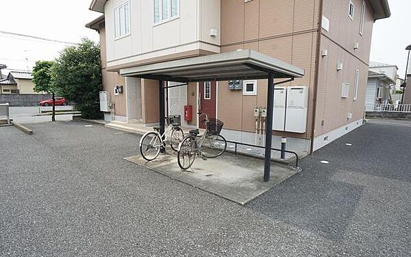 外観：敷地内駐車場、屋根付駐輪場有ります。