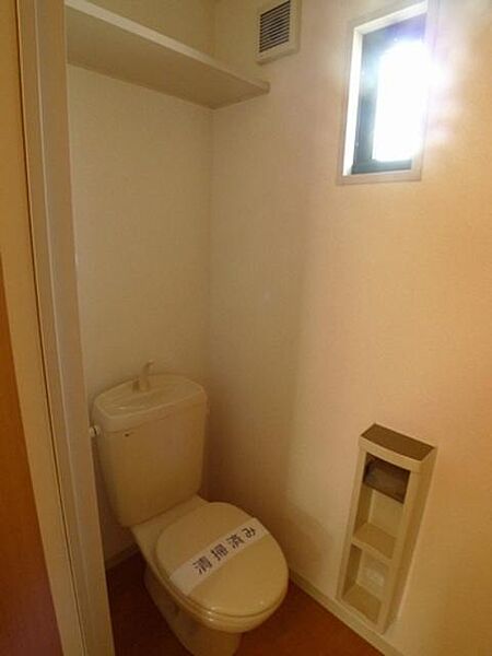 画像11:【トイレ】上部には棚があるので、トイレットペーパーのストックや掃除用品の収納もできます♪
