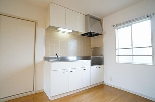 画像3:キッチンの色は、シンプルで清潔感が出る白をベースに！吊り戸棚やシンク下は収納になっております。