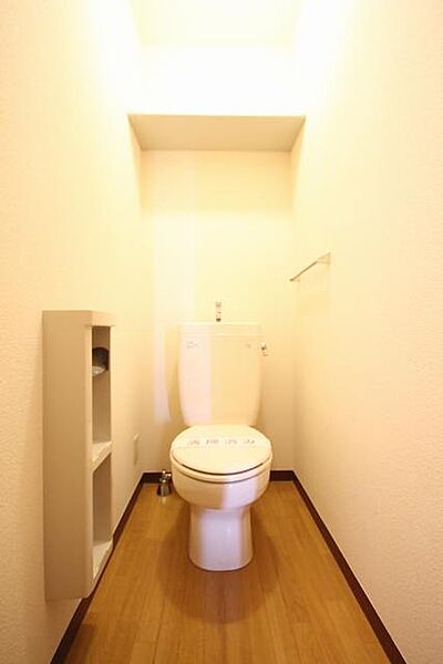 画像4:【トイレ】収納棚、小物収納、タオル掛完備。