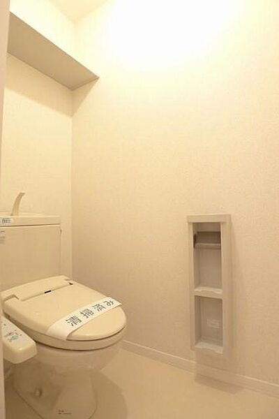 画像12:【トイレ】温水洗浄便座付きです☆上部には棚板があります♪