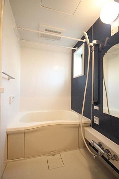 画像15:【浴室】ブルーのアクセントパネルがポイント！浴室乾燥暖房機能付きで雨天時の洗濯物干しスペースとしても利用可能。