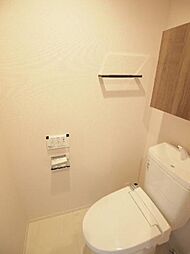 いつも清潔に保てる温水洗浄便座付き。後ろに戸棚もありますので備品等をスッキリ収納できます。清潔感のあるトイレです。