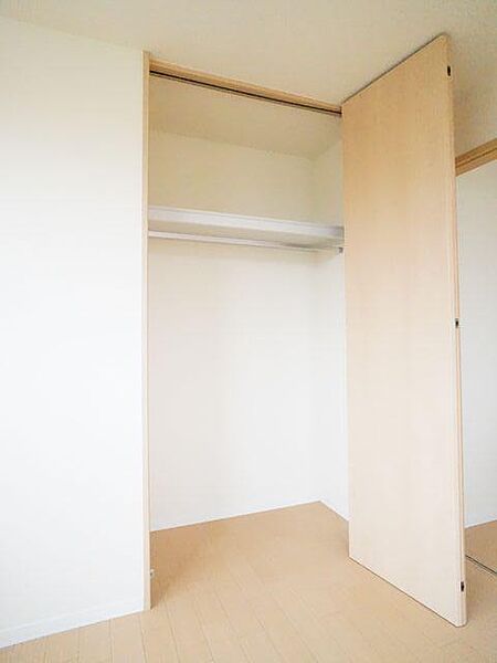 画像7:【収納】壁面の収納スペースは大きく扉が開くので、しまってあるものが一目でわかり出し入れも簡単ですよ♪天井まで高さがあるので、丈の長い衣類はこちらへどうぞ♪